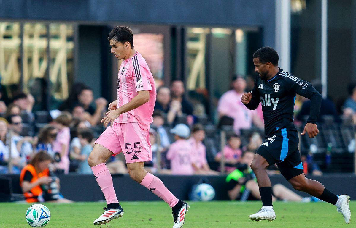 黑白直播-罗瑟汉姆客场逼平曼城，保持不败纪录的简单介绍