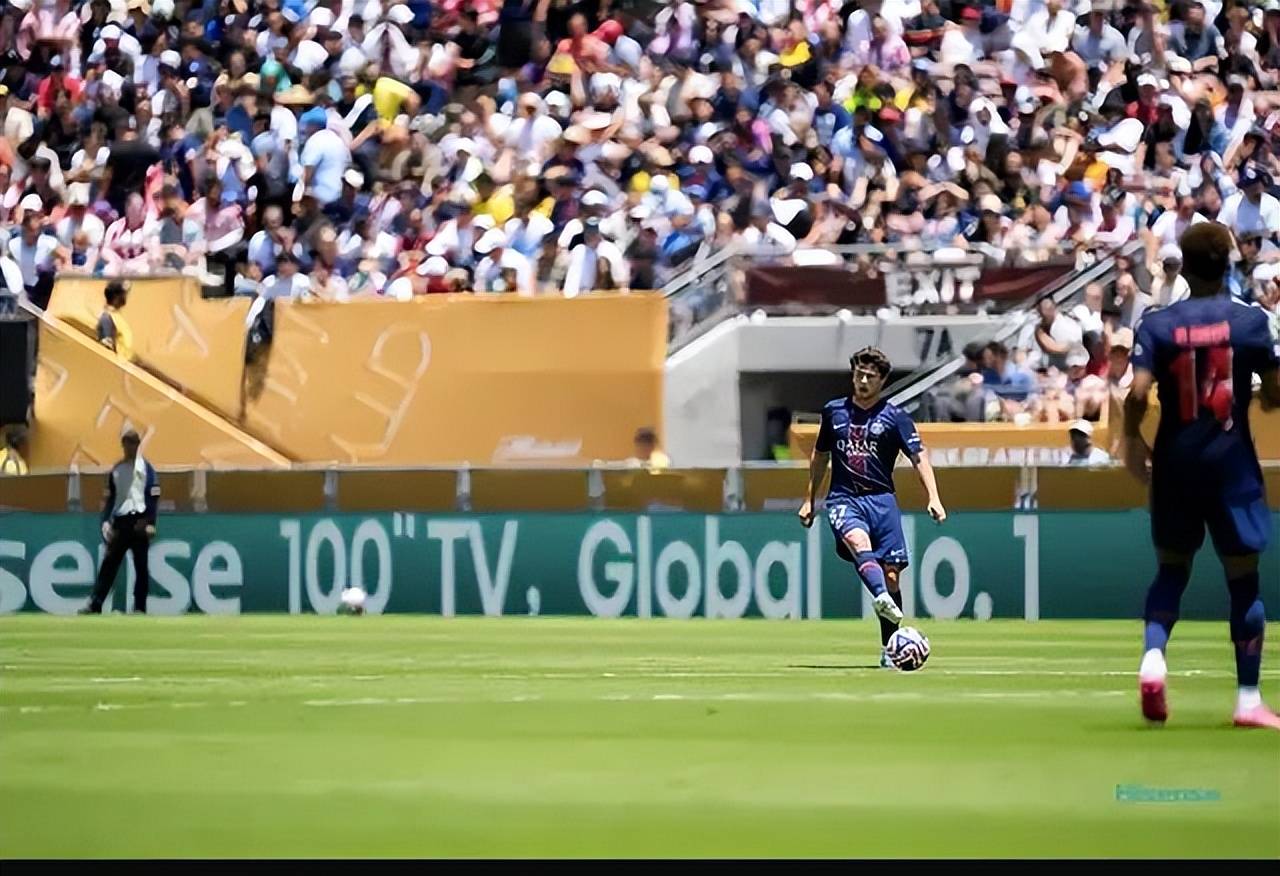 黑白直播在线观看-马竞球迷高唱队歌，助威球队