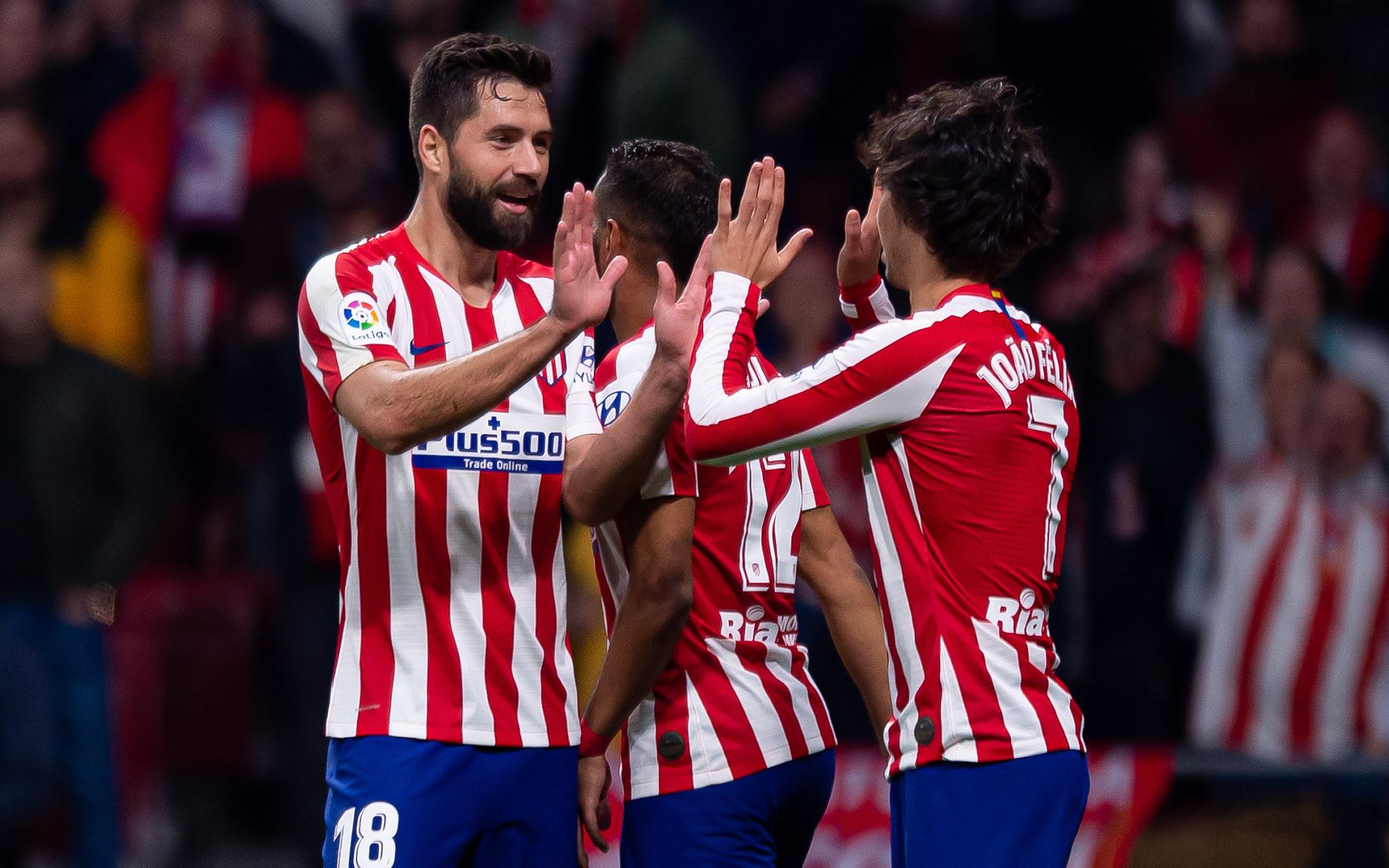 马竞球迷高唱队歌，助威球队