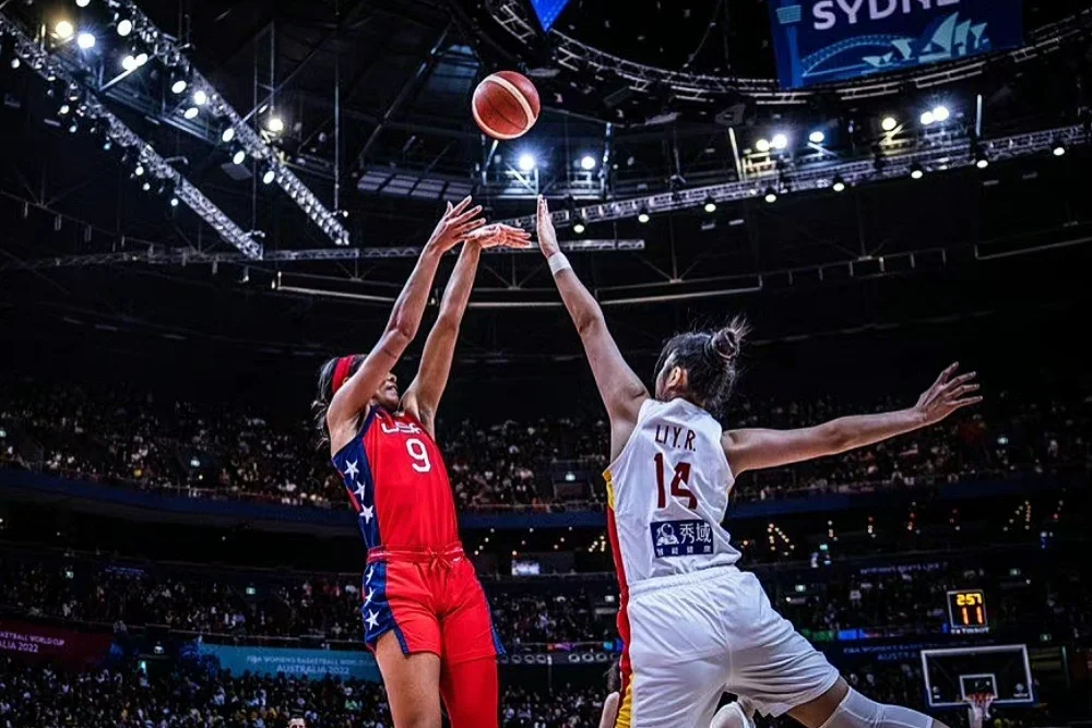 黑白直播体育-沈阳队勇夺客场胜利，士气高涨，全队庆祝胜利的简单介绍