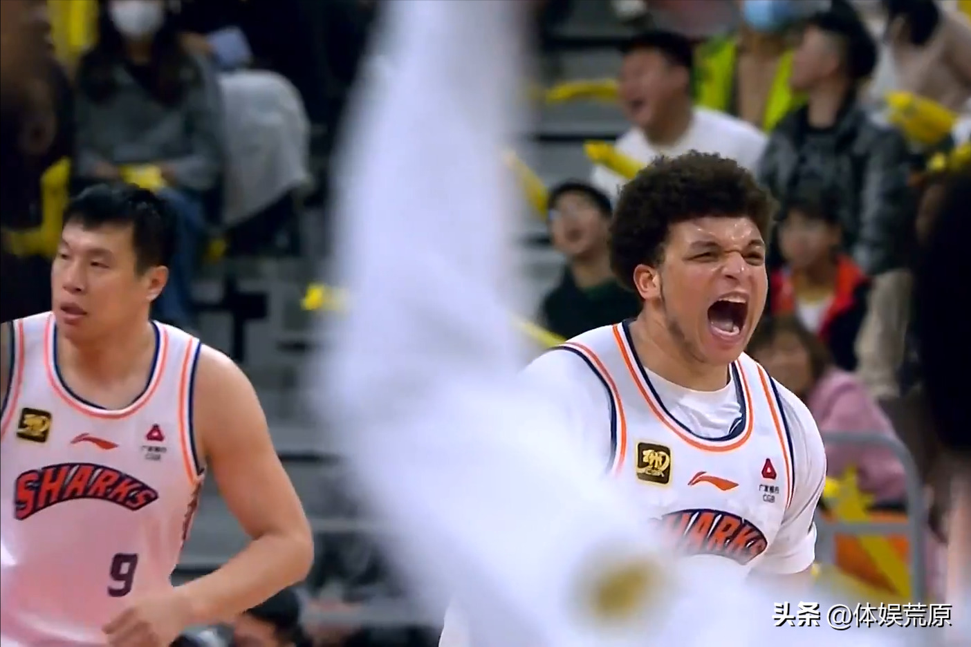 黑白直播在线观看nba-广东队在场上表现抢眼，夺得胜利