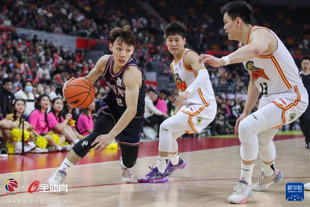 广东队在场上表现抢眼，夺得胜利