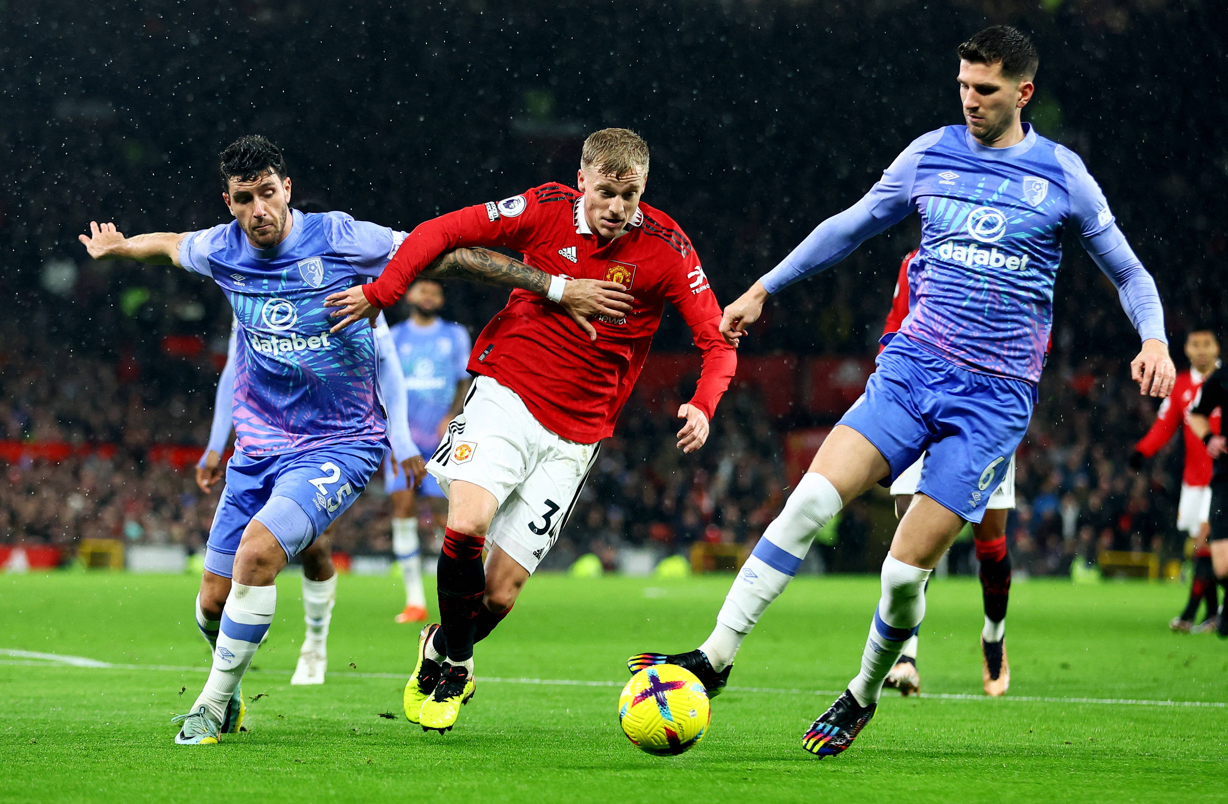 黑白直播免费体育直播-曼联主场大胜，豪取联赛五连胜