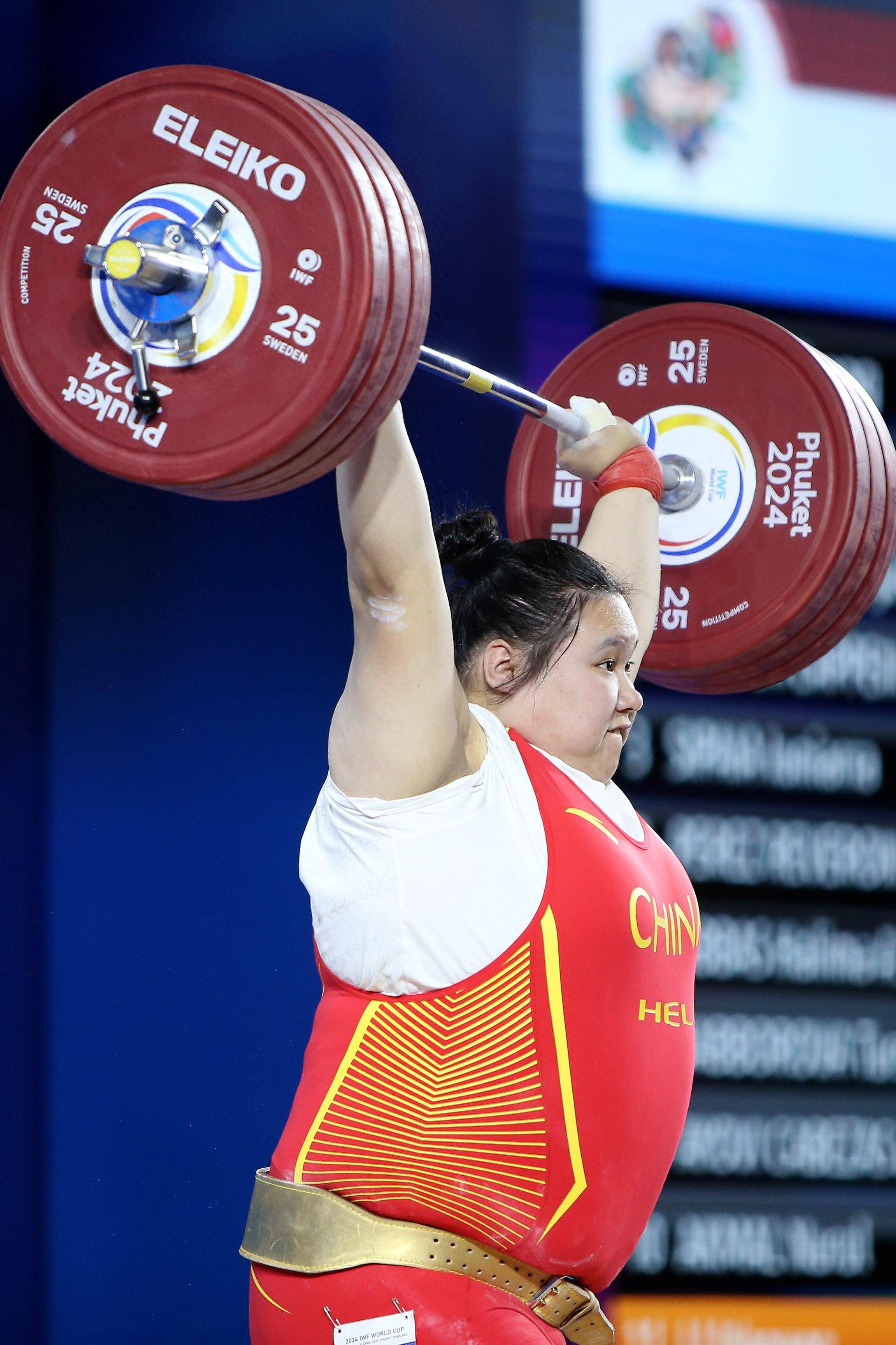 黑白直播免费体育直播-圭亚那选手在举重比赛中战胜强手，取得胜利