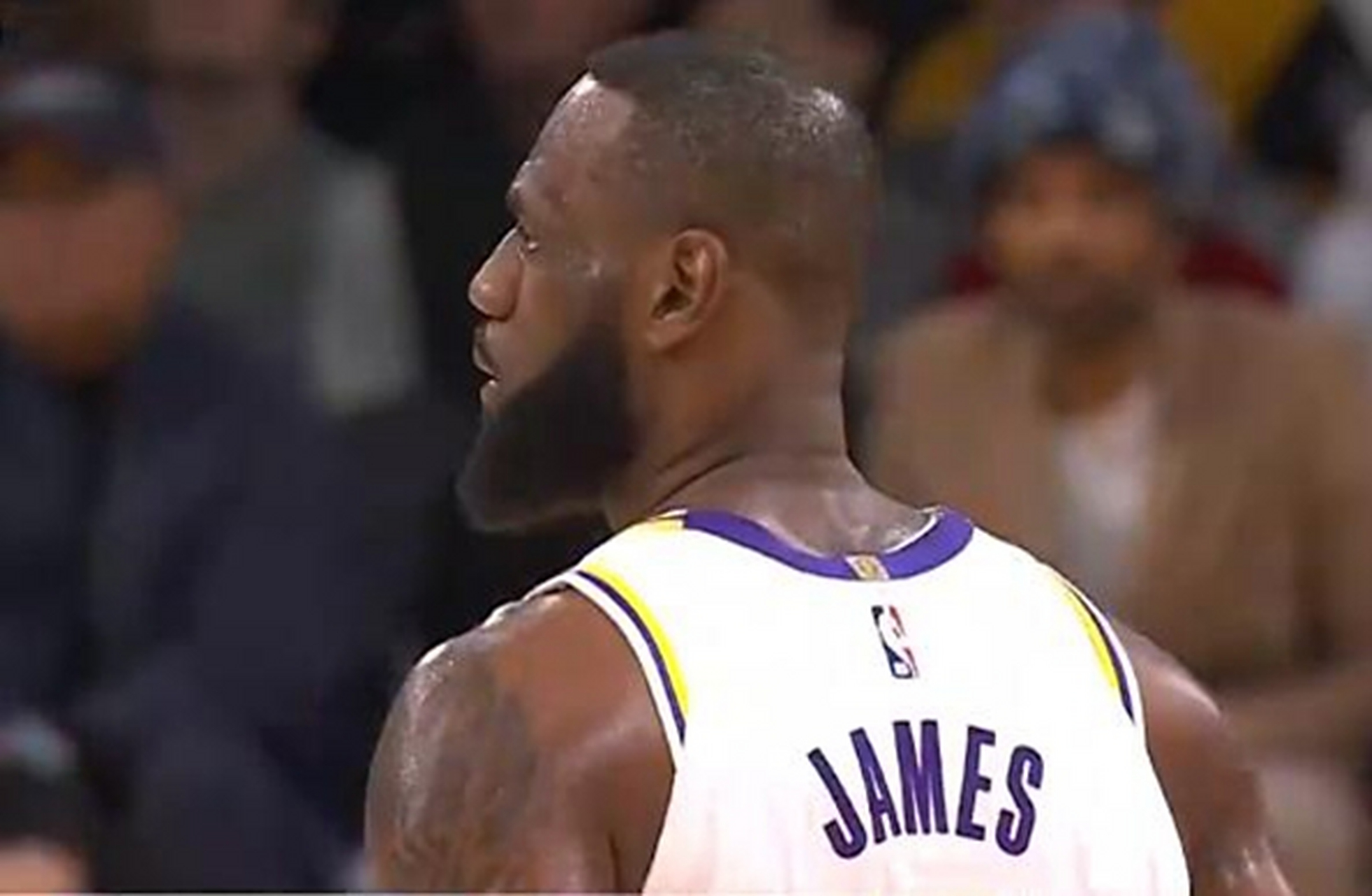 黑白直播免费体育直播-湖人击败掘金，詹姆斯狂轰29分