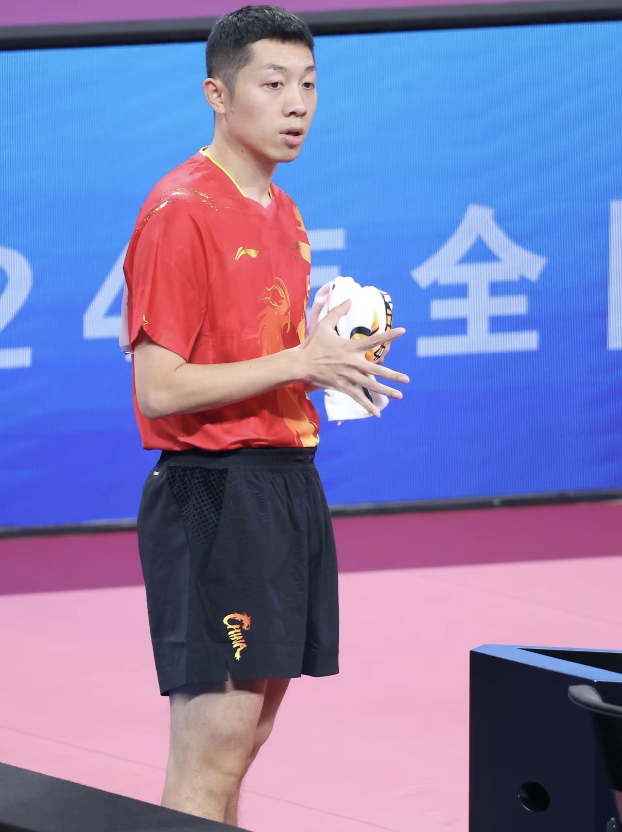 黑白直播网-瑞典乒乓球队强势英国乒乓球队，许昕送出助攻的简单介绍