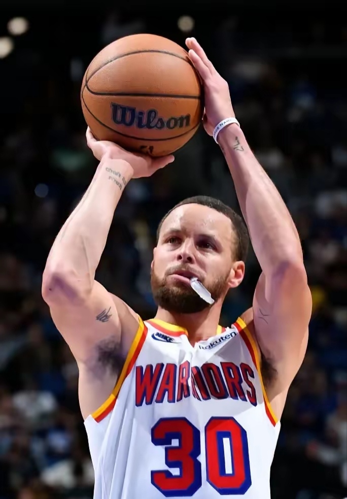 黑白直播-快船轻取雄鹿，库里状态火热的简单介绍