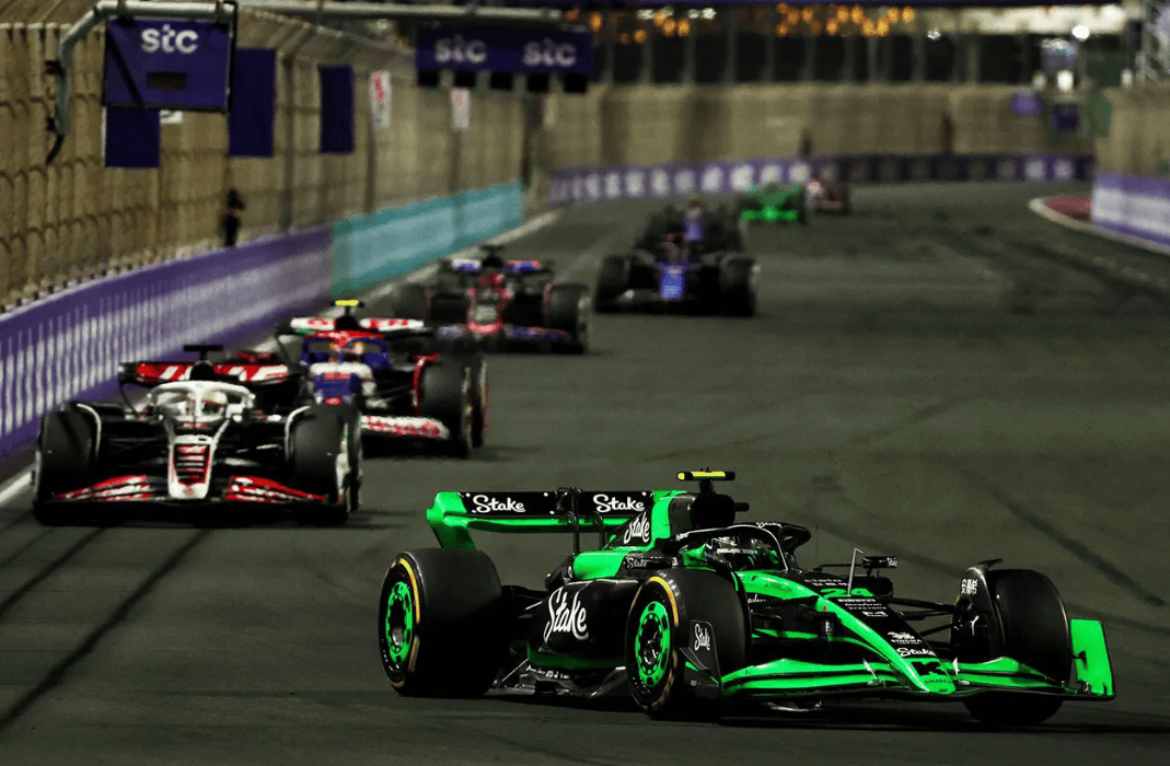 索伯车队轻取红牛车队,塞恩斯统治全场 索伯车队轻取红牛车队,塞恩斯统治全场