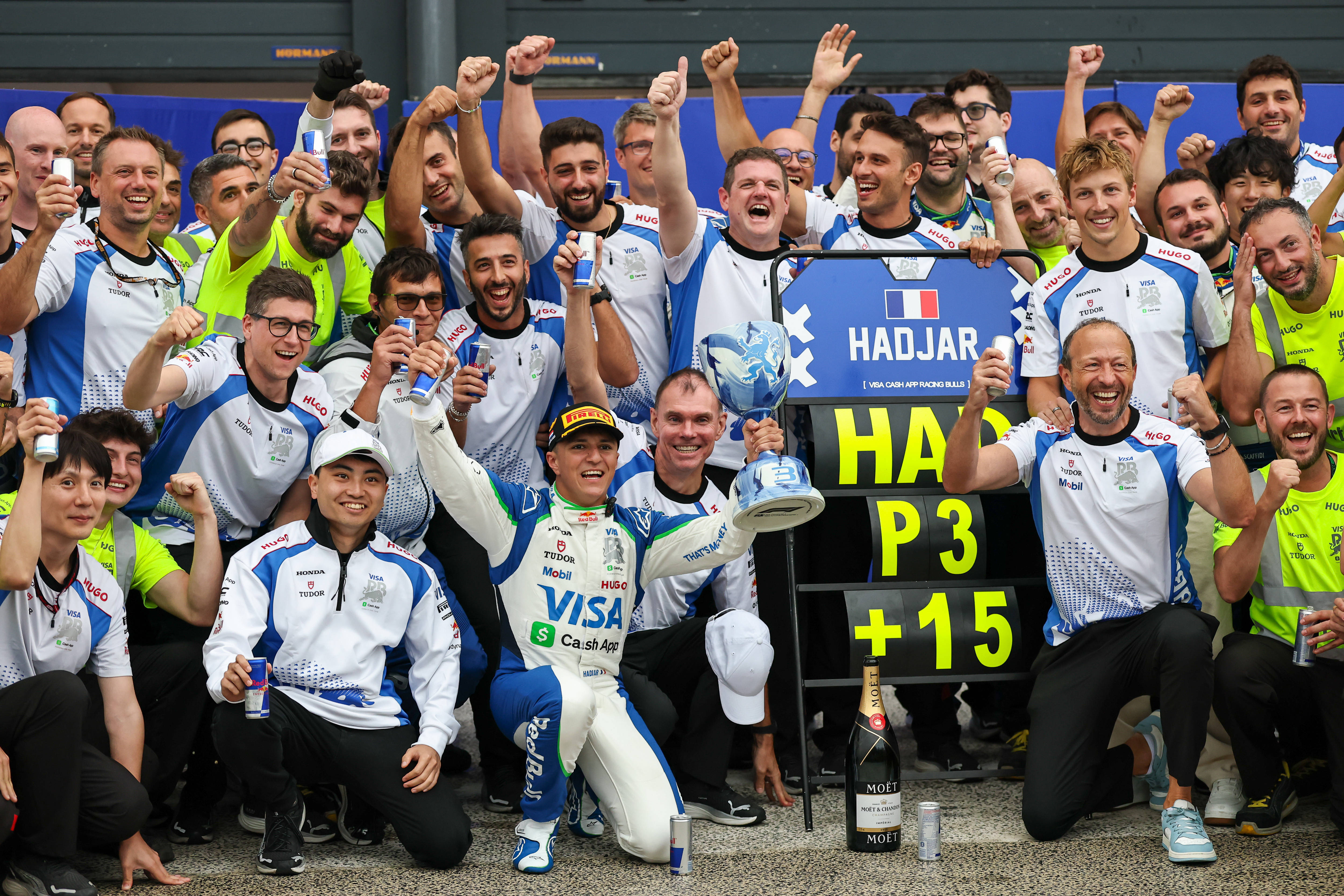 黑白直播免费体育直播-红牛二队鏖战索伯车队，皮亚斯特里高光表现