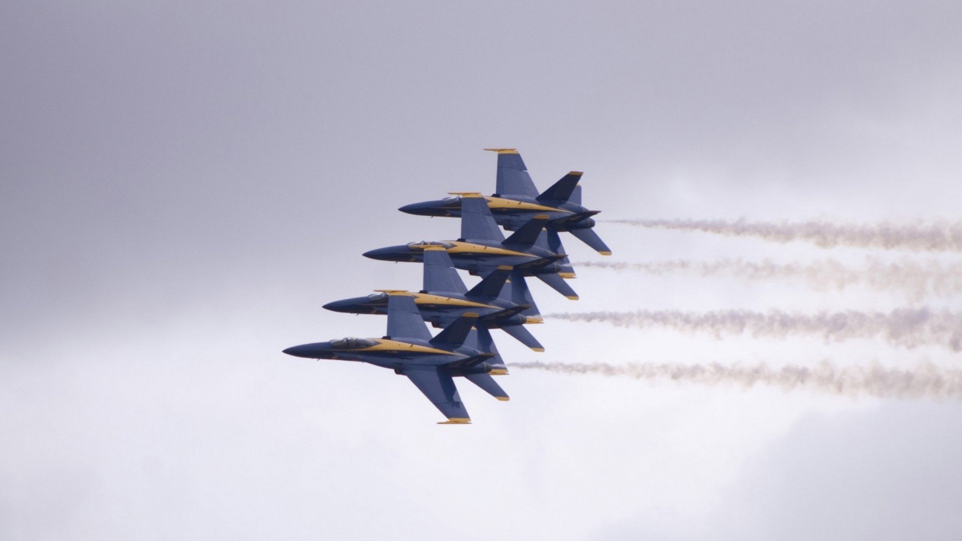 当足球撞碎黎明，F1引擎点燃街道，疯狂一夜的竞技诗篇