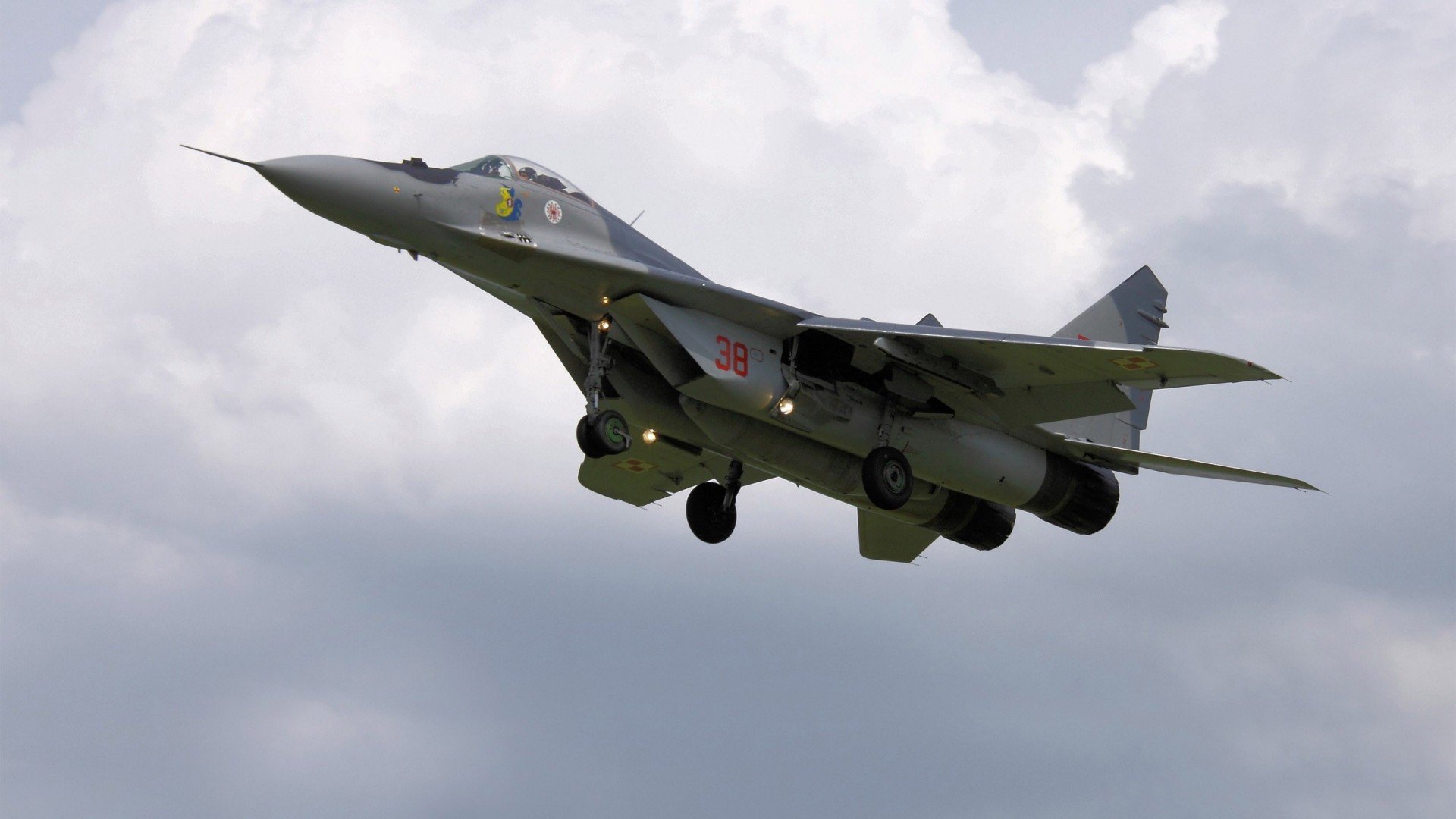 药厂掀翻枪手,国家德比见证新王朝,这个足球周末,战术、历史与王朝更迭交响