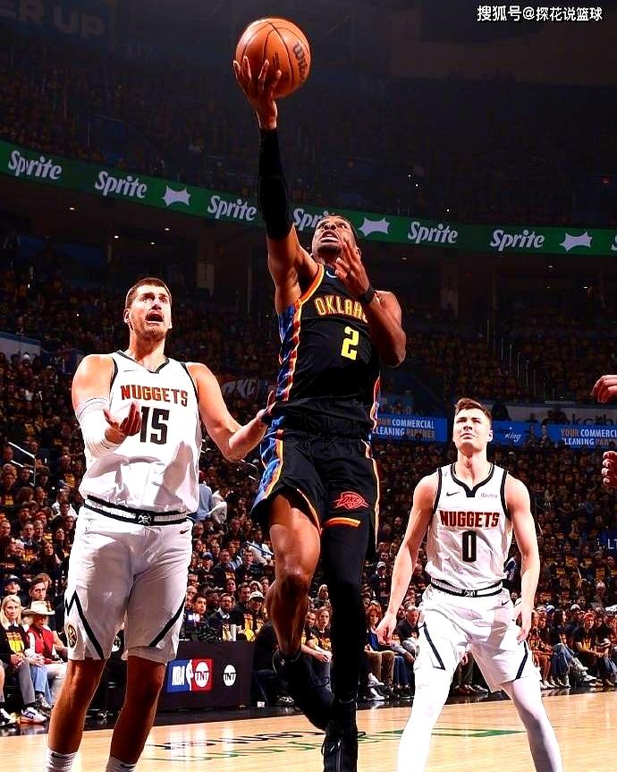 黑白直播体育-约基奇展现巨星价值,雄鹿全面压制灰熊