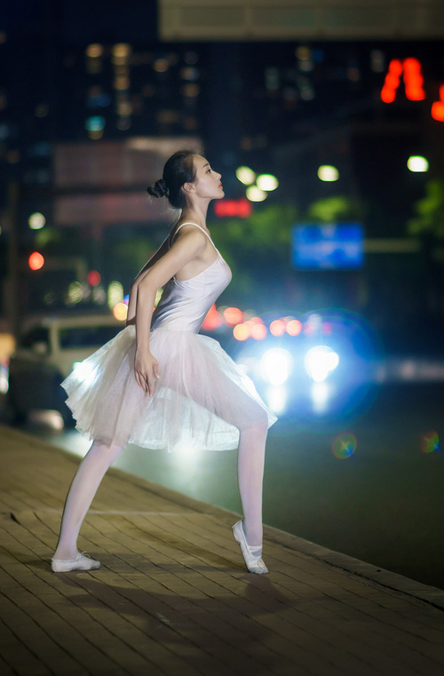 黑白直播在线观看-引擎轰鸣与沉默铁闸，F1新赛季揭幕战之夜与德罗赞的防守艺术